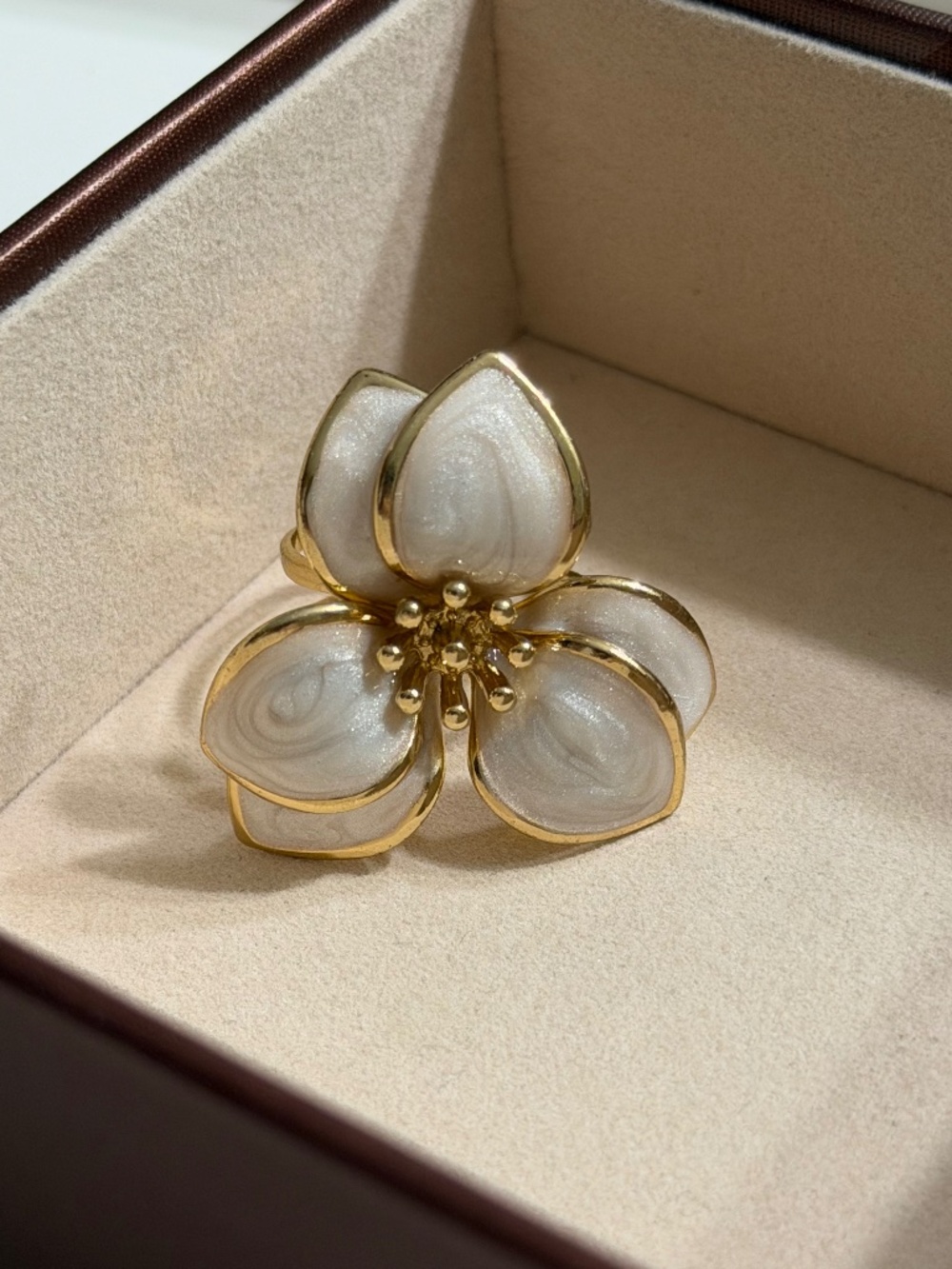 Golden Ivory White 3-Petal Flower Enamel Adjustable Ring